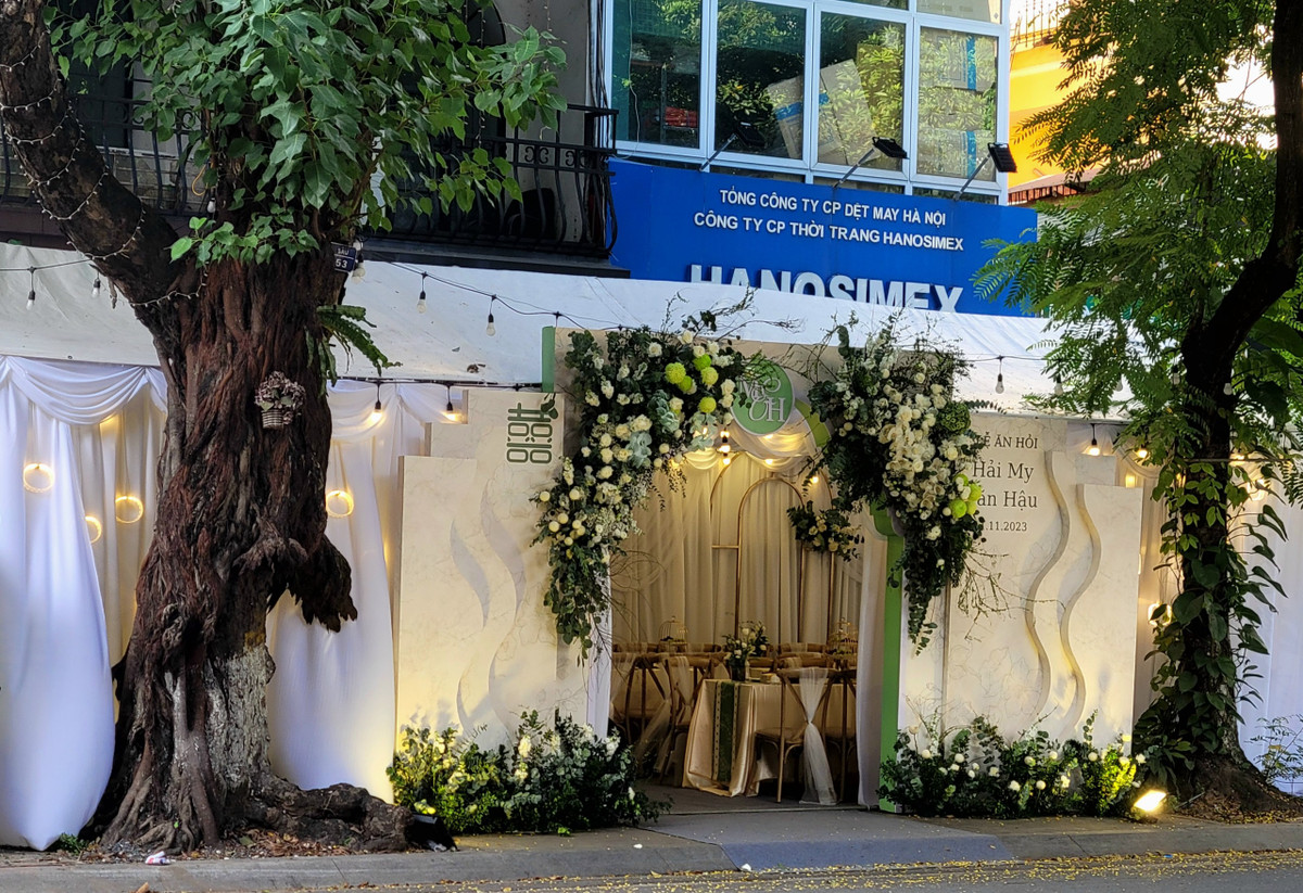 Rạp cưới to nhất phố của gia đình Doãn Hải My đã được dựng lên từ hôm qua.