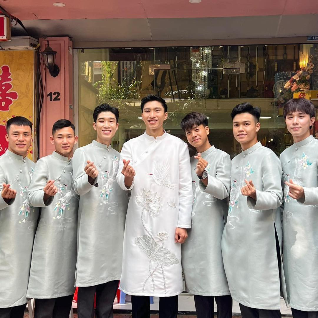 Sáng 11/11, Đoàn Văn Hậu cùng gia đình có mặt tại Hà Nội chuẩn bị lễ ăn hỏi và xin dâu.