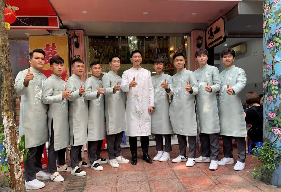 Trước thềm lễ ăn hỏi Đoàn Văn Hậu, chú rể xuất hiện bảnh bao cùng dàn bê tráp, họ diện áo dài và tạo dáng chụp ảnh.