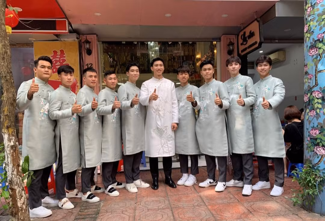 Trước thềm lễ ăn hỏi Đoàn Văn Hậu, chú rể xuất hiện bảnh bao cùng dàn bê tráp, họ diện áo dài và tạo dáng chụp ảnh.