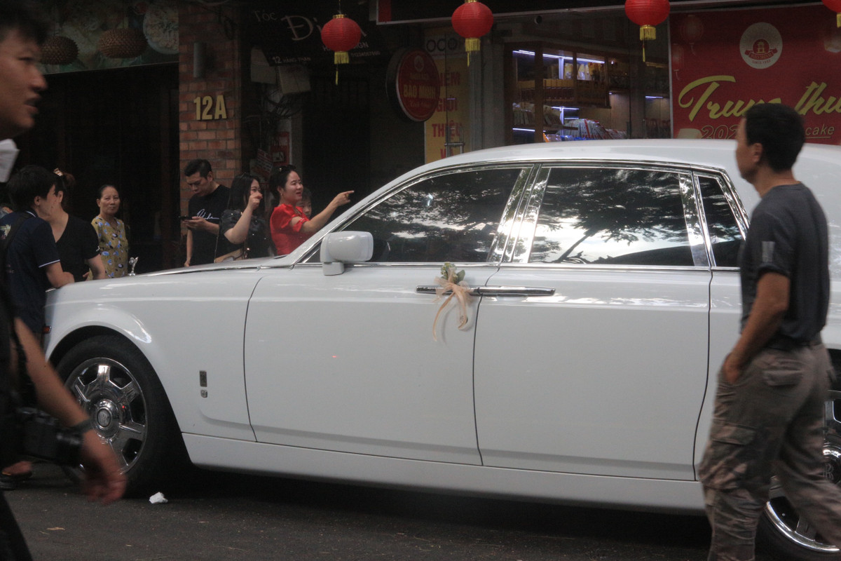 Chiếc siêu xe có giá khoảng 50 tỷ đồng sẽ đưa Văn Hậu và Hải My từ Hà Nội về Thái Bình tổ chức đám cưới.