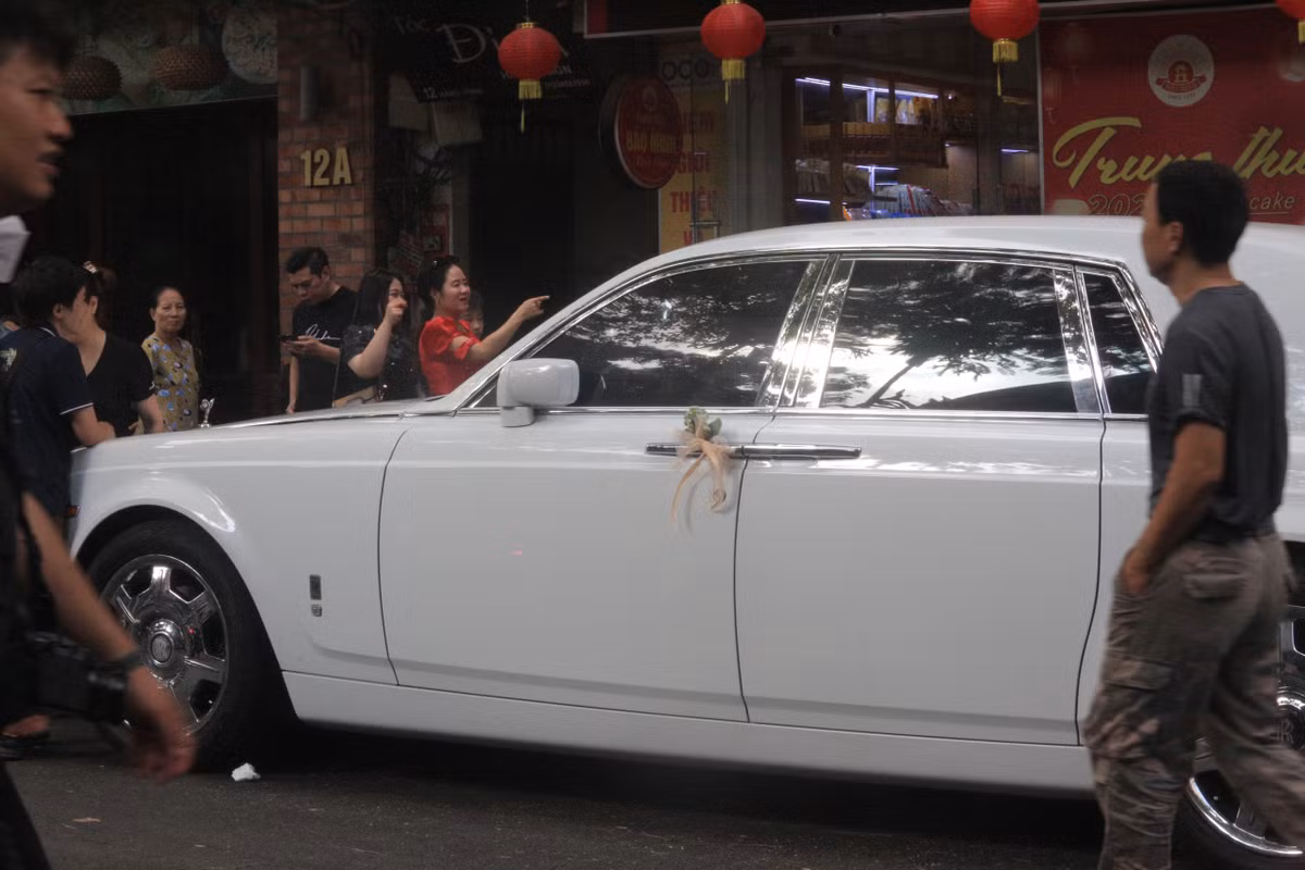 Chiếc siêu xe có giá khoảng 50 tỷ đồng sẽ đưa Văn Hậu và Hải My từ Hà Nội về Thái Bình tổ chức đám cưới.