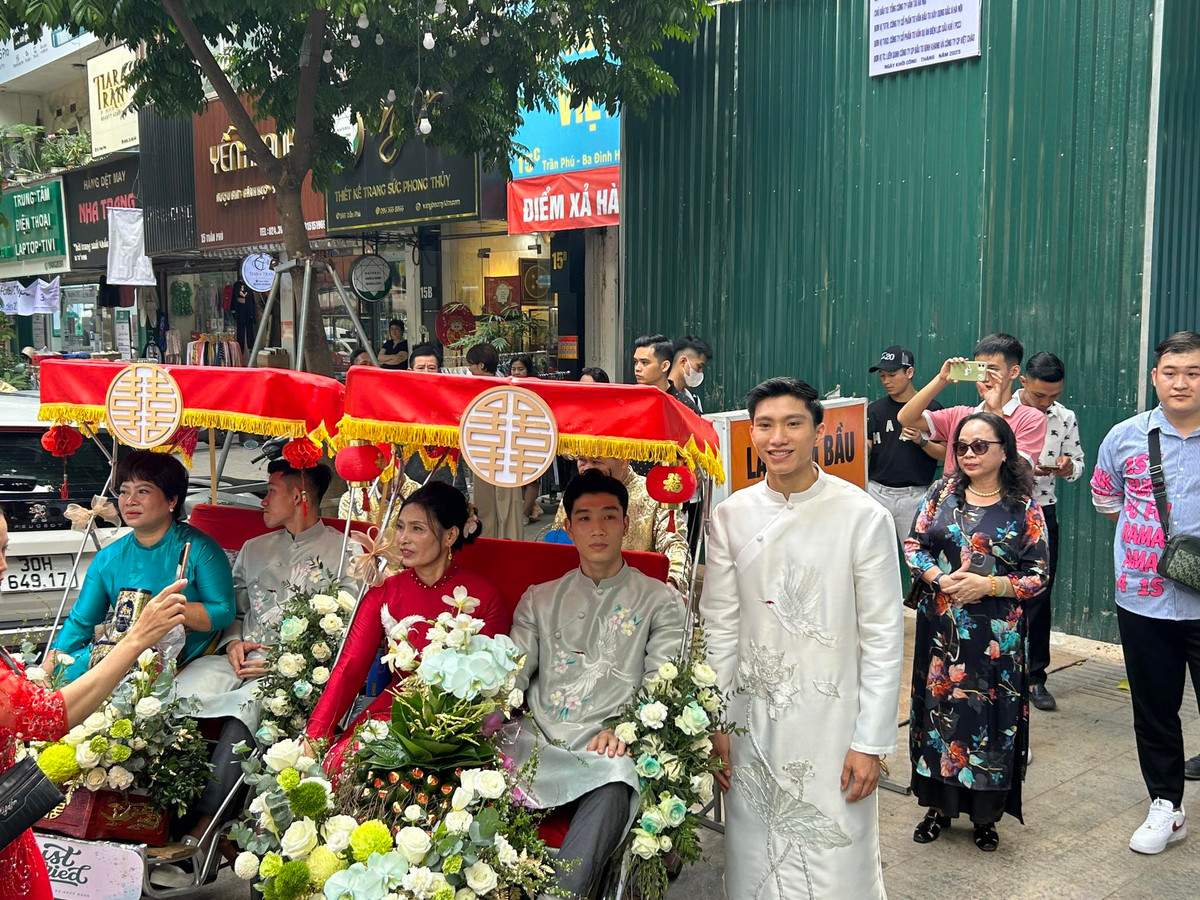 Mẹ Đoàn Văn Hậu tươi tắn trên chiếc xích lô đưa trap đi hỏi vợ cho con trai thứ hai.