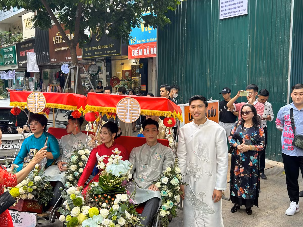 Mẹ Đoàn Văn Hậu tươi tắn trên chiếc xích lô đưa trap đi hỏi vợ cho con trai thứ hai.