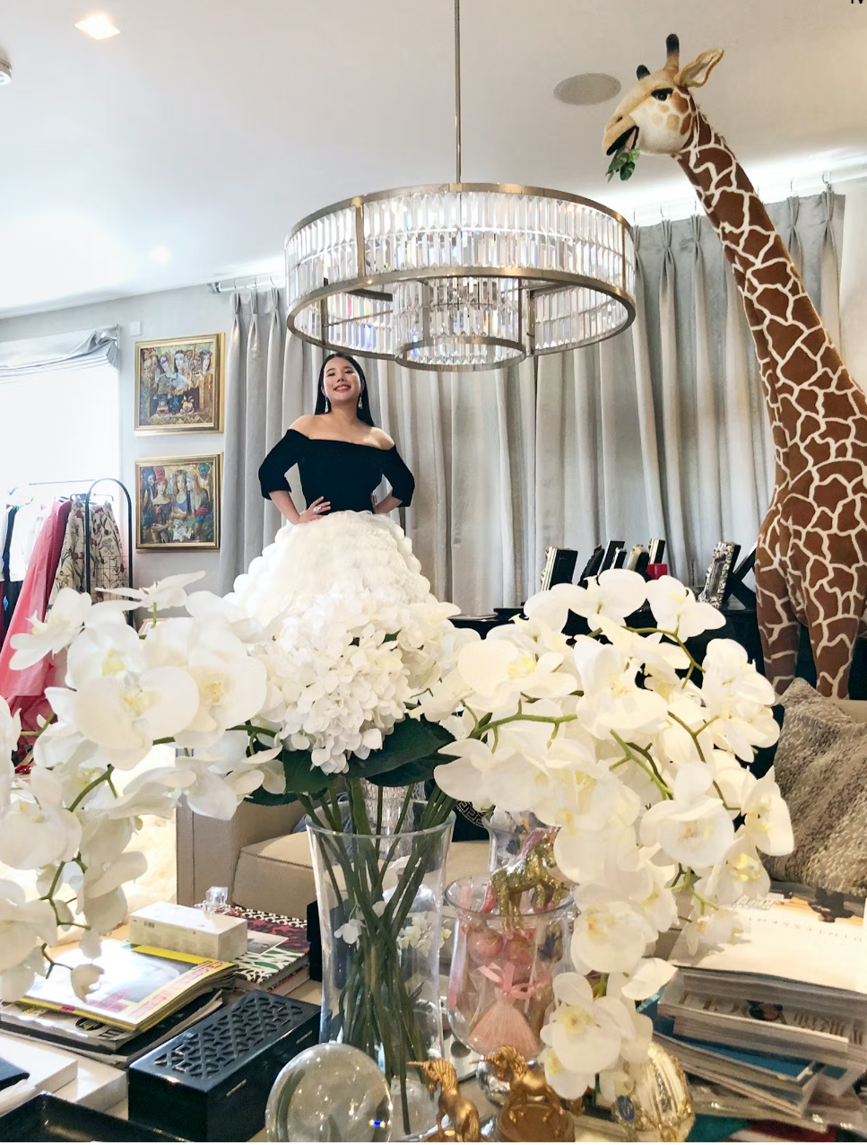 Mỗi ngày ái nữ tỷ phú này đều đứng trước phòng thay đồ của mình buồn rầu không biết hôm nay mặc gì, bởi chỉ cần đi vào đây thôi cũng có thể bị lạc đường.