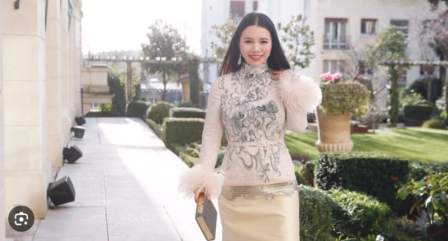 Từ năm 2015, nữ rich kid được truyền thông gọi là "ái nữ của giới siêu giàu Trung Quốc" khi xuất hiện nổi bật cùng cha trong một dạ tiệc dành cho tầng lớp thượng lưu tại Anh.