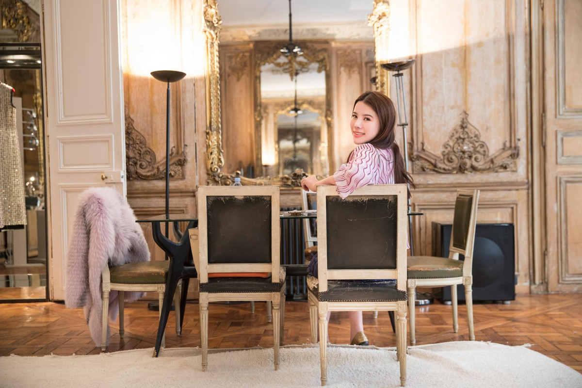 Cô từng gây sốt mạng xã hội bởi bộ sưu tập váy dạ hội, túi xách, giày dép toàn phiên bản giới hạn của mình.