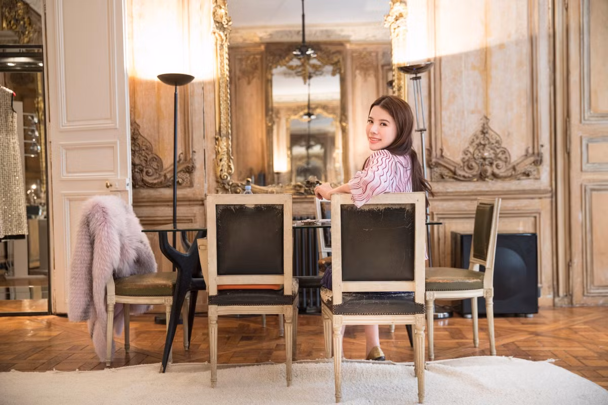 Cô từng gây sốt mạng xã hội bởi bộ sưu tập váy dạ hội, túi xách, giày dép toàn phiên bản giới hạn của mình.