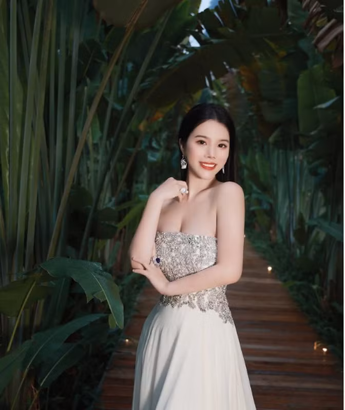 Sinh ra tại tỉnh Chiết Giang, Trung Quốc, song từ năm 15 tuổi, Wendy đã được cho đến Anh theo học trường con nhà giàu Taunton, Somerset rồi sau đó học Quản lý thời trang tại Học viện Thời trang London.