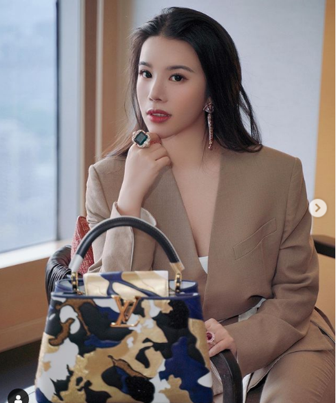 Cô gái "sinh ra đã ngậm thìa vàng" này tuy không phải cái tên đình đám thường được nhắc đến trên mặt báo nhưng cô lại rất nổi tiếng trong giới nhà giàu Trung Quốc.