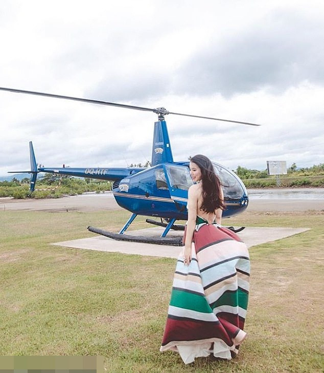 Vì công việc phải di chuyển liên tục, cô cũng sở hữu cho mình trực thăng riêng.