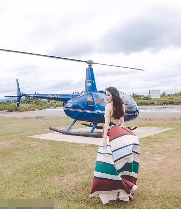 Vì công việc phải di chuyển liên tục, cô cũng sở hữu cho mình trực thăng riêng.