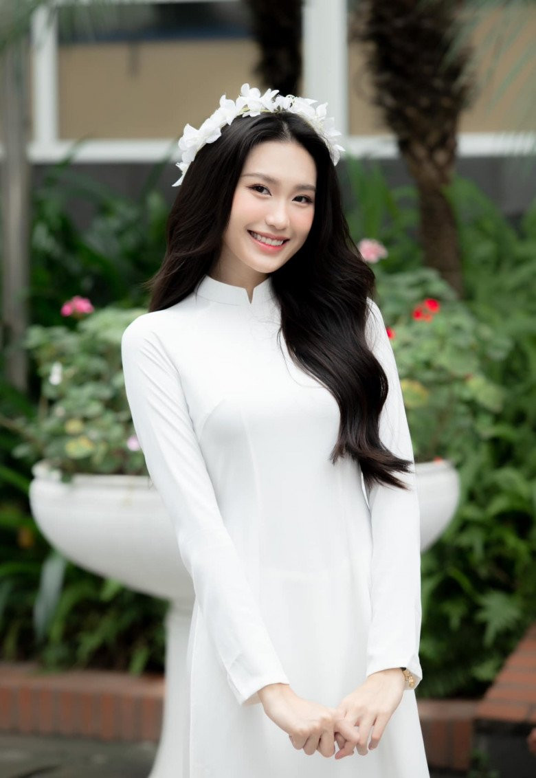 Trong đám cưới với Đoàn Văn Hậu vào ngày 11/11, Doãn Hải My gây sốt mạng xã hội khi xuất hiện với diện mạo xinh đẹp như công chúa. Râm ran khắp nơi là tin đồn cô tác động dao kéo để có gương mặt thon gọn hơn khi so sánh ảnh của Hải My hiện tại với 3 năm trước.