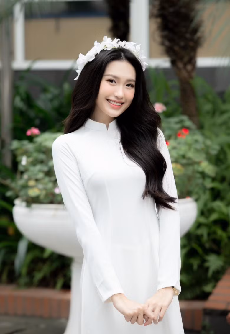 Trong đám cưới với Đoàn Văn Hậu vào ngày 11/11, Doãn Hải My gây sốt mạng xã hội khi xuất hiện với diện mạo xinh đẹp như công chúa. Râm ran khắp nơi là tin đồn cô tác động dao kéo để có gương mặt thon gọn hơn khi so sánh ảnh của Hải My hiện tại với 3 năm trước.