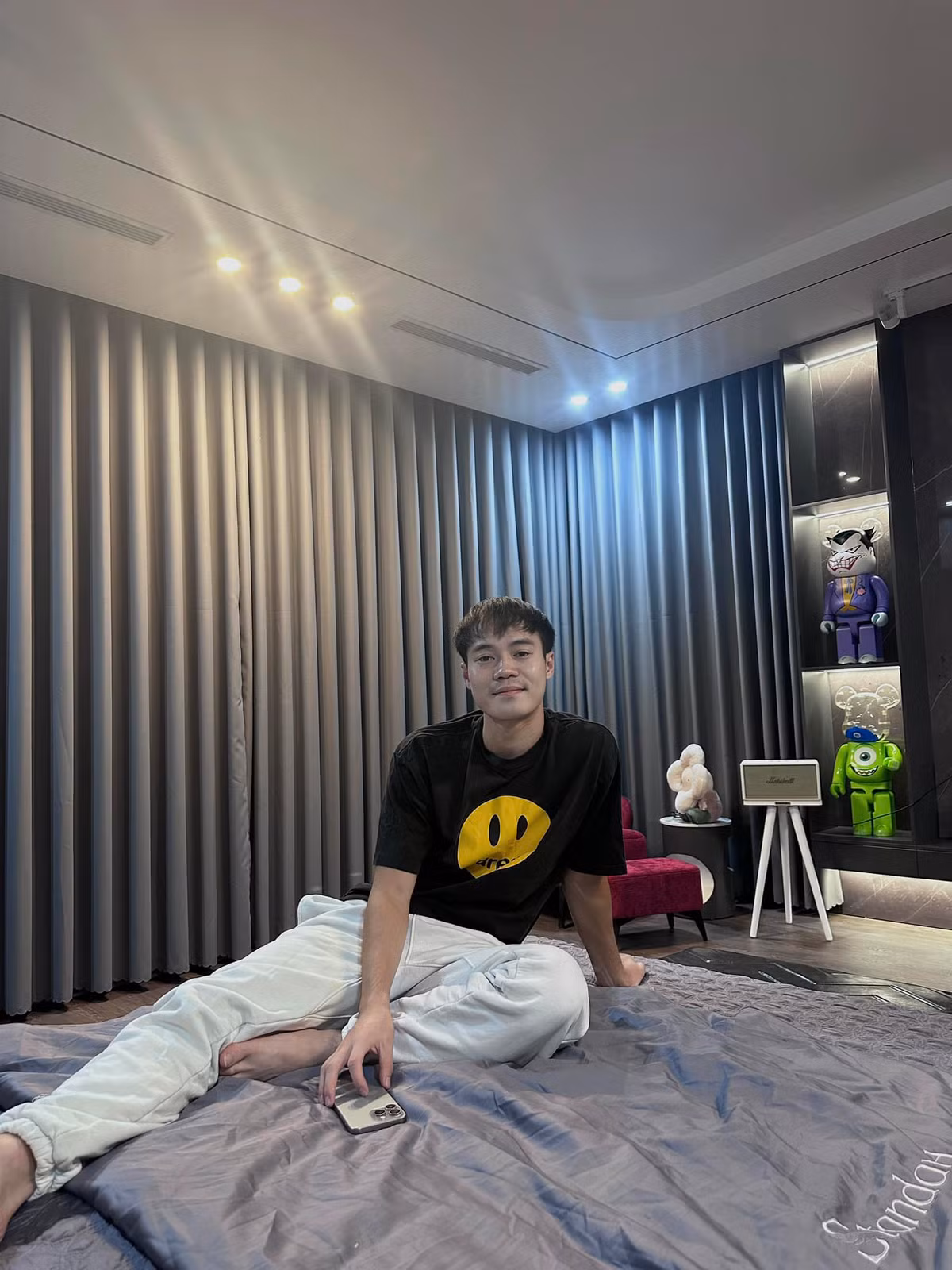 Bên dưới rất nhiều cầu thủ của đội tuyển Việt Nam đã để lại bình luận trêu đùa Văn Toàn.