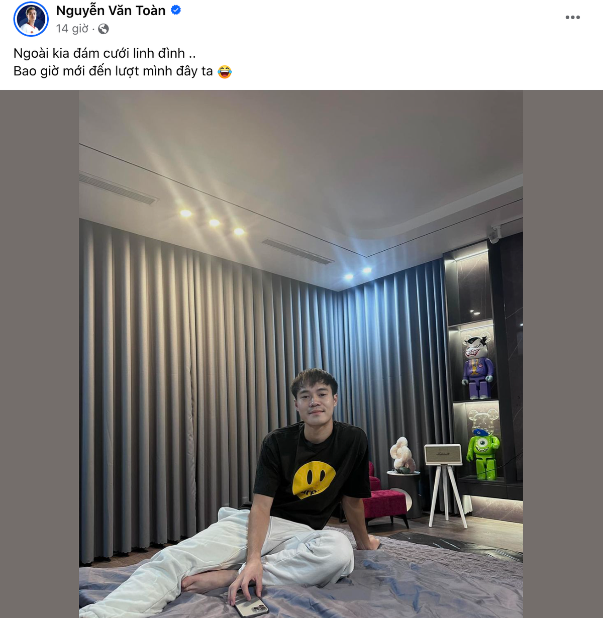 Chia sẻ trên trang cá nhân, Văn Toàn viết: "Ngoài kia đám cưới linh đình. Bao giờ mới đến lượt mình đây ta".