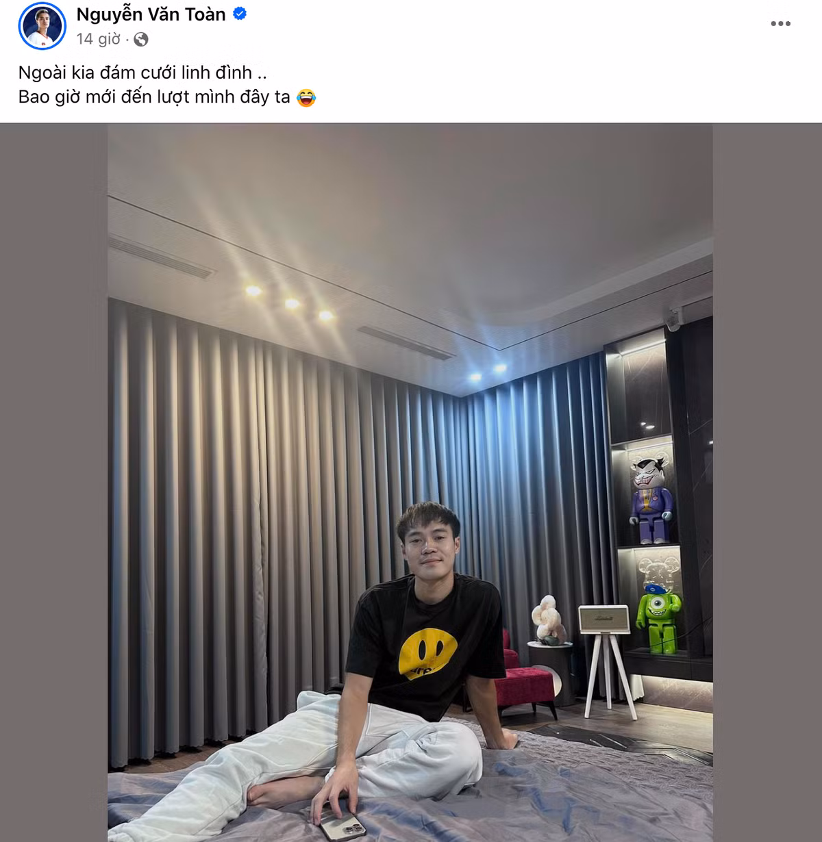 Chia sẻ trên trang cá nhân, Văn Toàn viết: "Ngoài kia đám cưới linh đình. Bao giờ mới đến lượt mình đây ta".