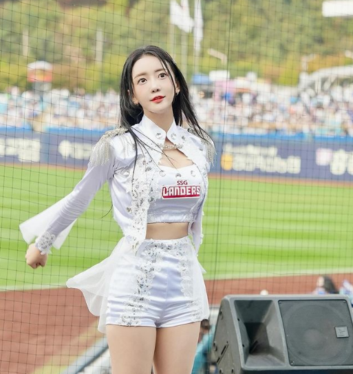 Hot girl hoạt náo viên sinh năm 1992 sở hữu chiều cao 1m68, thân hình mảnh mai.