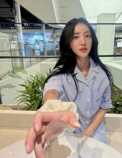 Luôn xuất hiện với nụ cười rạng rỡ và vũ đạo cuồng nhiệt, Lee Um Ji để lại ấn tượng với hình ảnh trẻ trung, tràn đầy năng lượng.