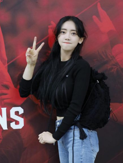 Trên trang cá nhân, cô thường xuyên chia sẻ hình ảnh đời thường gợi cảm.