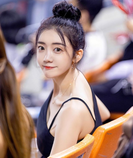 Cô trở thành tâm điểm thu hút mọi ánh nhìn và nhanh chóng nổi như cồn trên mạng xã hội.