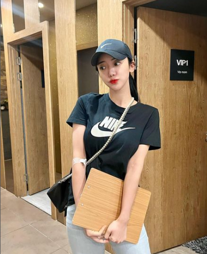 Ngoài sở hữu khuôn mặt thanh tú với đôi mắt to tròn, Lee Um Ji còn sở hữu nước da trắng không tì vết.