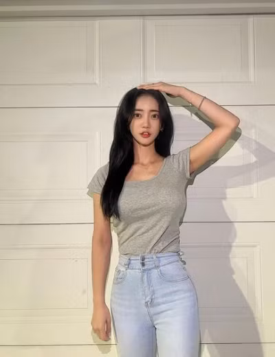 Trong nhiều năm qua, cô gái sinh năm 1992 vẫn luôn được mệnh danh là hoạt náo viên xinh đẹp nhất Hàn Quốc.