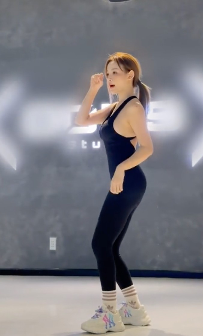 Người đẹp khoe hình thể cuốn hút trong clip hậu trường.