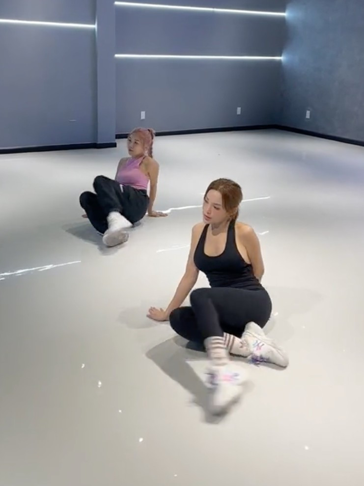 Đường cong chữ S của Huyền Baby được tôn lên dưới mẫu bodysuit ôm sát.