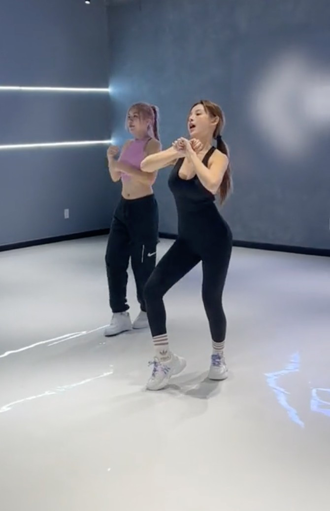 Có thể thấy dù chỉ trong video hậu trường, khó thể hiện cô đang nhảy bài gì nhưng với bộ bodysuit ôm sát, khoe trọn vẹn đường cong chuẩn mực, hot girl Huyền Baby vẫn cực kỳ nổi bật.