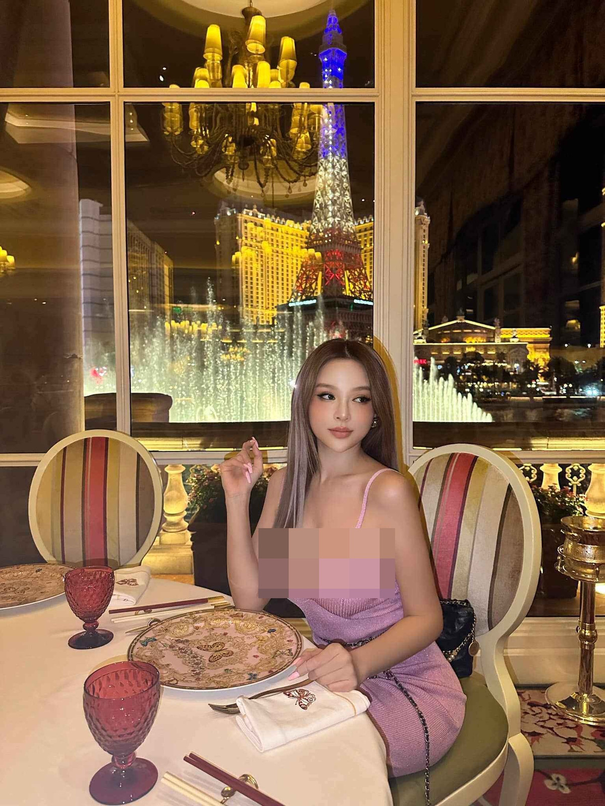 Ở tiết mục mở màn, cô gây ấn tượng khi thể hiện ca khúc Hai phút hơn, kết hợp hát, nhảy và đánh đàn tranh. Đến hiện tại netizen đang chờ đón xem những màn thể hiện sắp tới của Huyền Baby. Ảnh: Tổng hợp