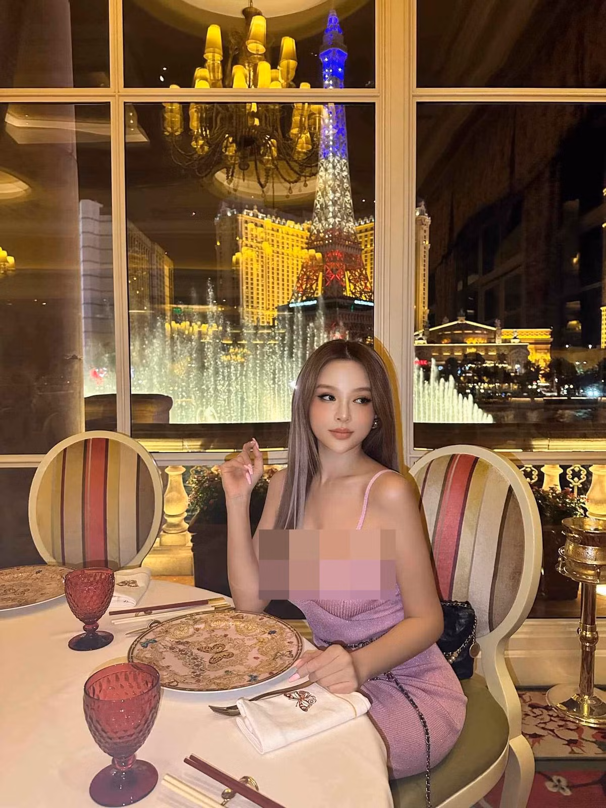 Ở tiết mục mở màn, cô gây ấn tượng khi thể hiện ca khúc Hai phút hơn, kết hợp hát, nhảy và đánh đàn tranh. Đến hiện tại netizen đang chờ đón xem những màn thể hiện sắp tới của Huyền Baby. Ảnh: Tổng hợp