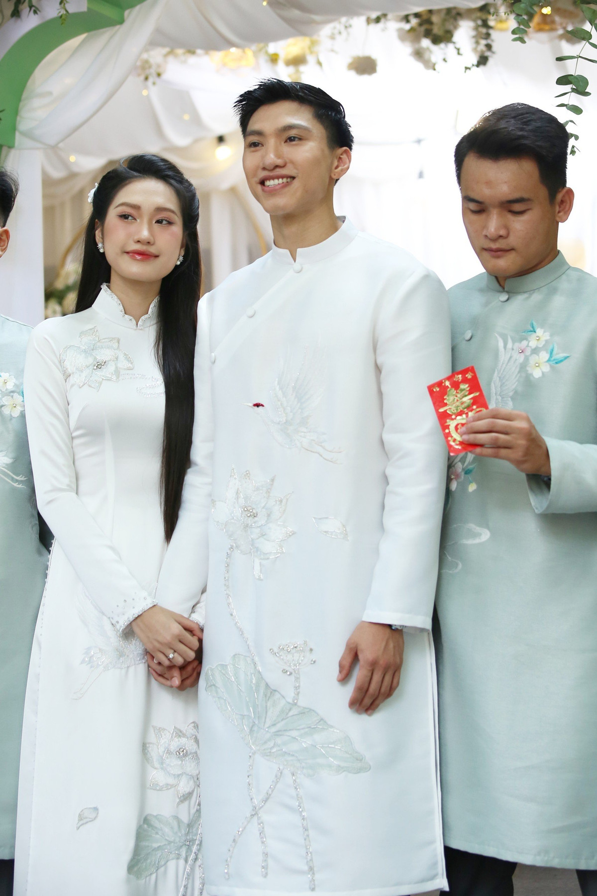 Sau đám cưới hôm nay, Đoàn Văn Hậu và Doãn Hải My tổ chức thêm tiệc báo hỉ tại Hà Nội.