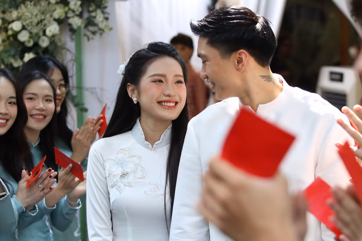 Ở đám hỏi, vợ Đoàn Văn Hậu mặc áo dài màu trắng, trang điểm đơn giản nhưng vẫn toát ra khí chất tiểu thư Hà Nội.