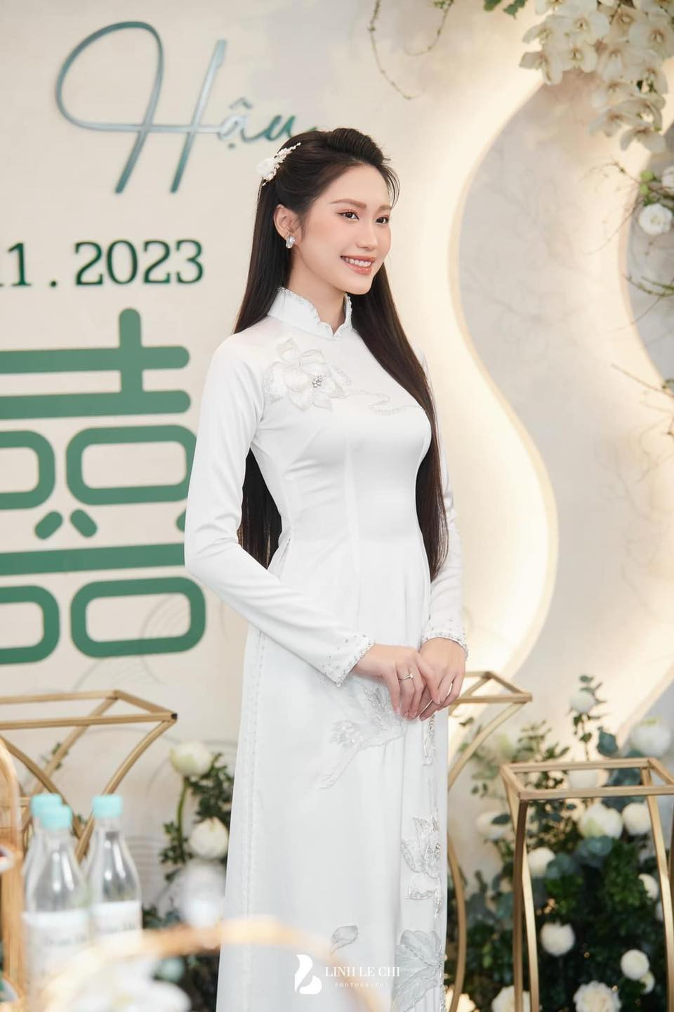 Doãn Hải My diện mẫu áo dài trắng có thêu hình những bông hoa sen cùng chim hạc thanh tao, thuần khiết. Ảnh: Linh Lê Chí