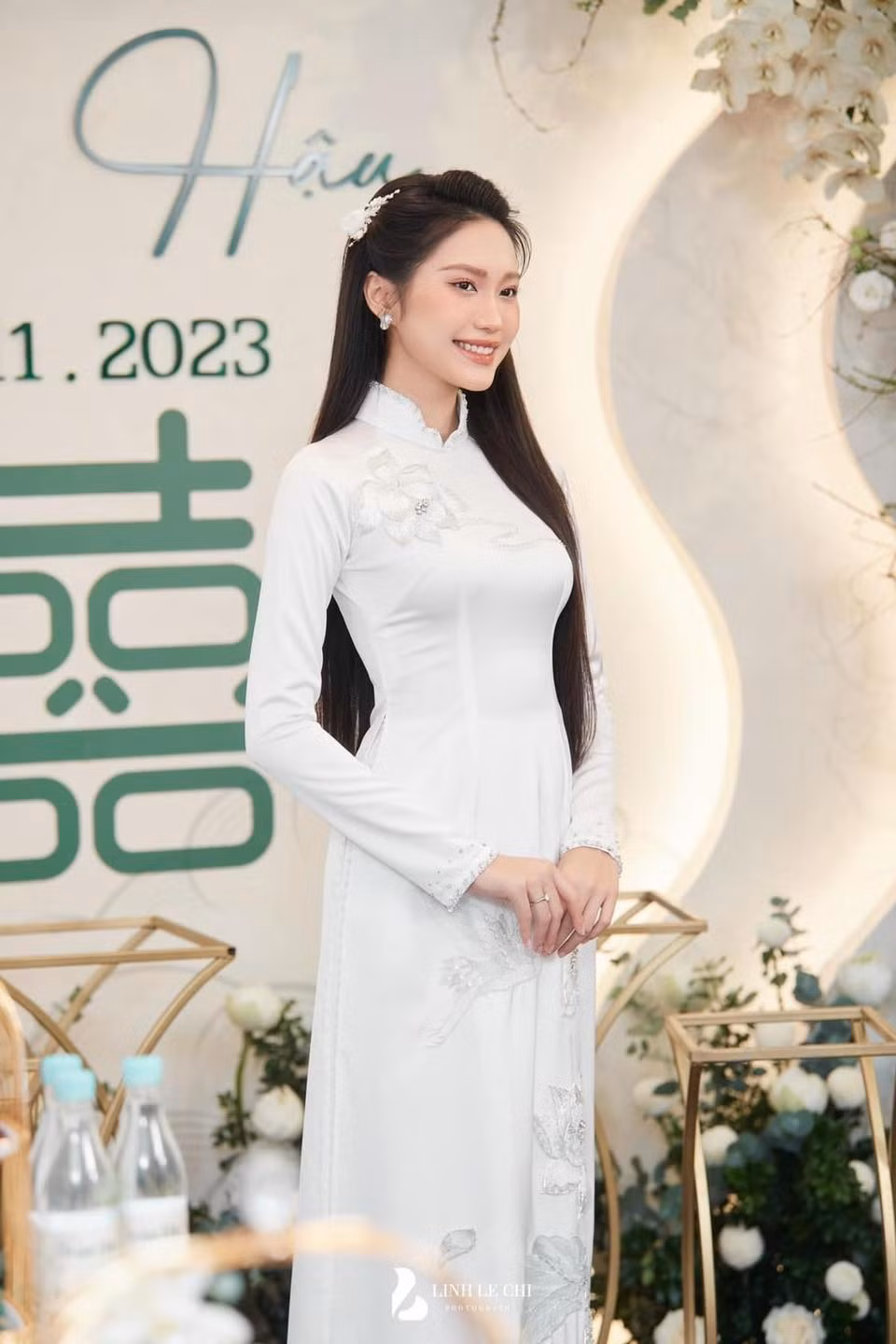 Doãn Hải My diện mẫu áo dài trắng có thêu hình những bông hoa sen cùng chim hạc thanh tao, thuần khiết. Ảnh: Linh Lê Chí