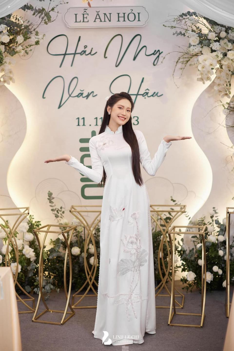 Tóc cô dâu được cài nhẹ mái, còn lại buông xõa tôn lên vẻ xinh đẹp, dịu dàng. Ảnh: Linh Lê Chí