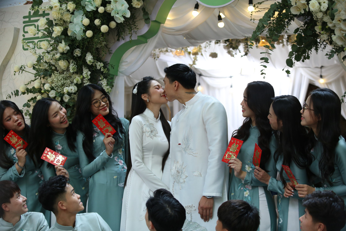 Cô dâu Doãn Hải My xuất hiện xinh đẹp, nền nã trong tà áo dài trắng. Cặp đôi hạnh phúc, tình tứ trong ngày trọng đại.