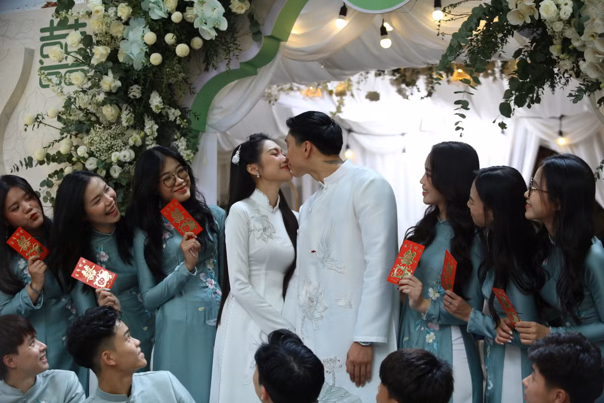 Cô dâu Doãn Hải My xuất hiện xinh đẹp, nền nã trong tà áo dài trắng. Cặp đôi hạnh phúc, tình tứ trong ngày trọng đại.