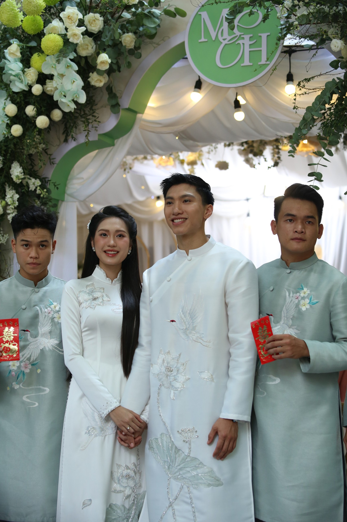 Nhan sắc rạng rỡ, hạnh phúc của hậu vệ Đoàn Văn Hậu và Doãn Hải My trong ngày trọng đại.