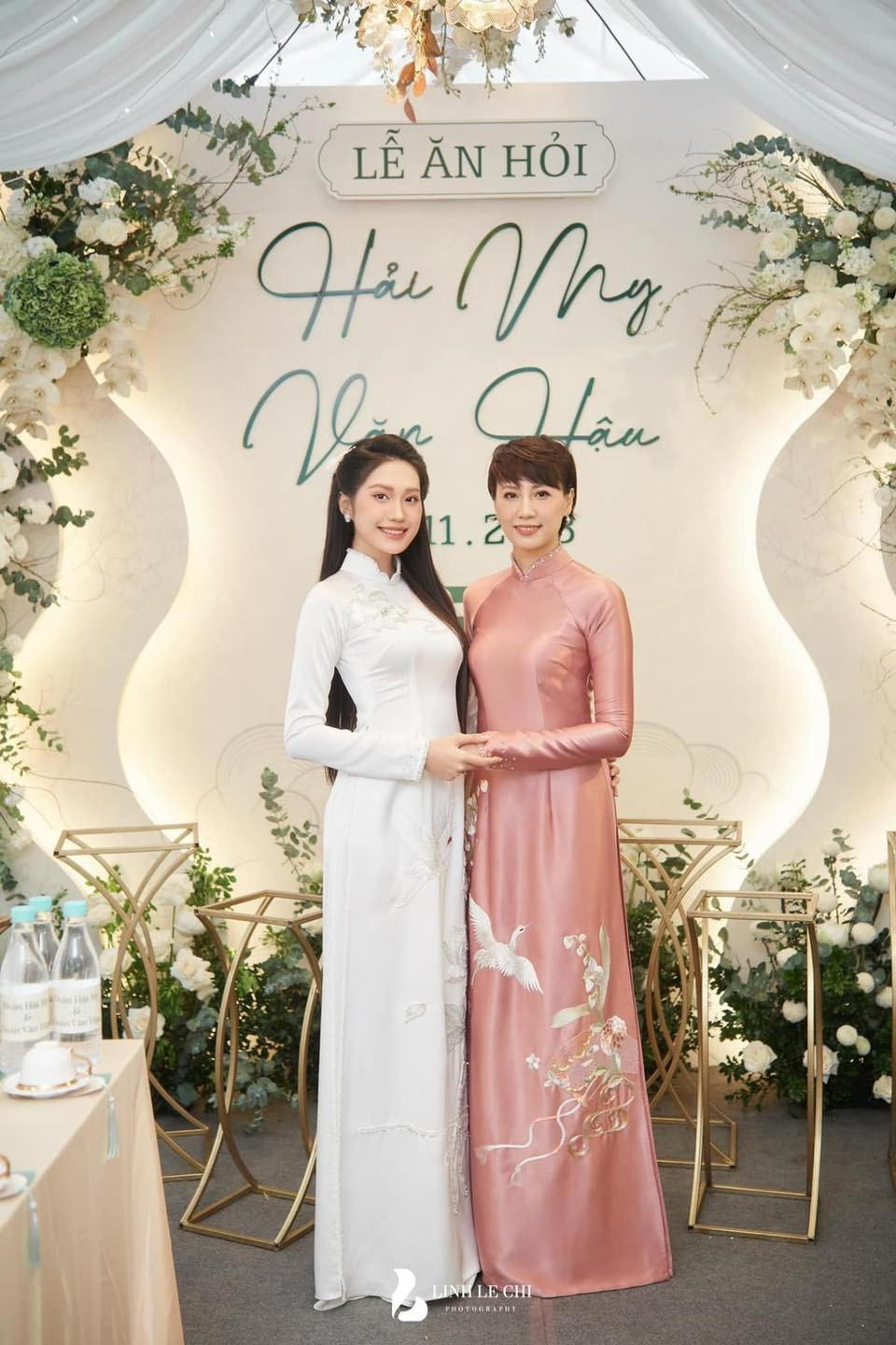 Ngay sau lễ ăn hỏi, cô dâu và chú rể khởi hành về Thái Bình để tổ chức lễ cưới tại sân bóng làng thuộc thôn Cổ Trai, xã Hồng Minh, huyện Hưng Hà, tỉnh Thái Bình. Ảnh: Linh Lê Chí