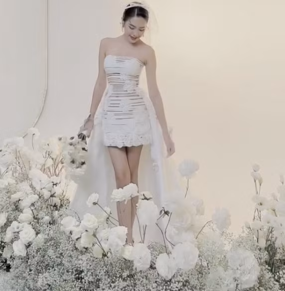 Giữa nghi vấn có tin vui trước thềm đám cưới, Doãn Hải My tự tin khoe vóc dáng đồng hồ cát trong ảnh cưới.