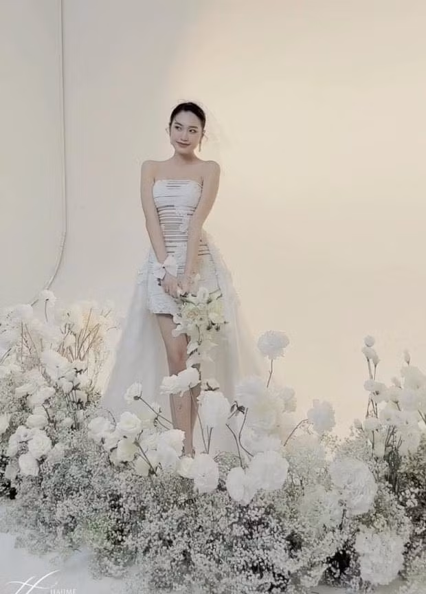 Vợ sắp cưới Đoàn Văn Hậu diện váy ôm khoe đường cong cơ thể cuốn hút, đôi chân dài miên man.