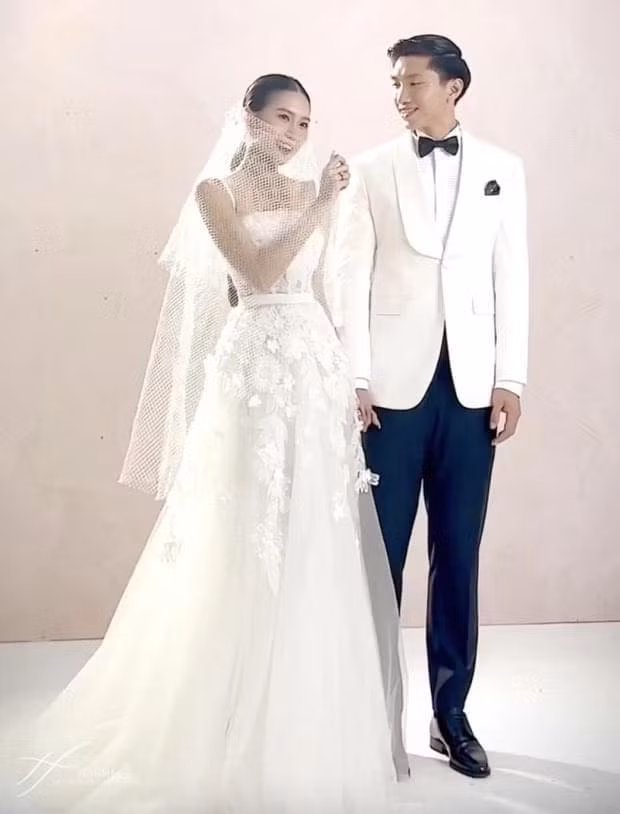 Thiết kế váy cưới ôm bó sát giúp bà xã Văn Hậu khoe vòng 1 gợi cảm, vòng 2 đầy đặn.