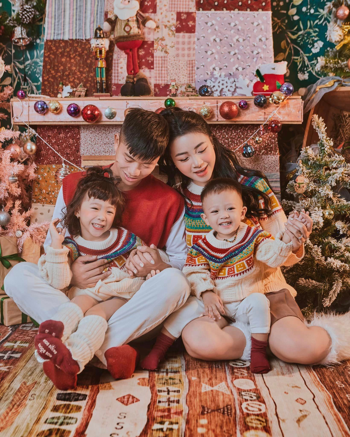 Là phụ huynh 2 con nhưng tình cảm vợ chồng Văn Đức vẫn như hồi mới yêu.