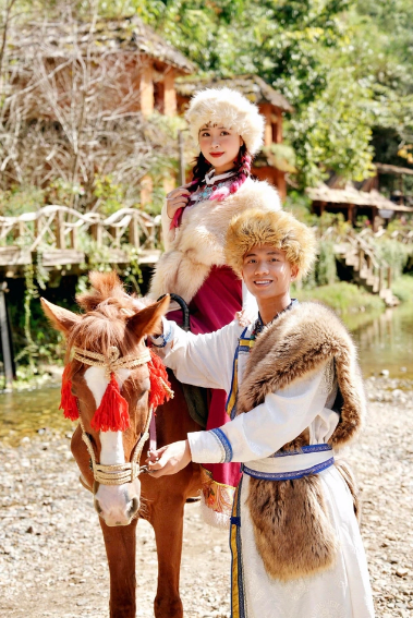 Ngoài công việc ở đội bóng, Phan Văn Đức và vợ Võ Nhật Linh cũng đầu tư xây dựng một khách sạn ở Cửa Lò, Nghệ An.