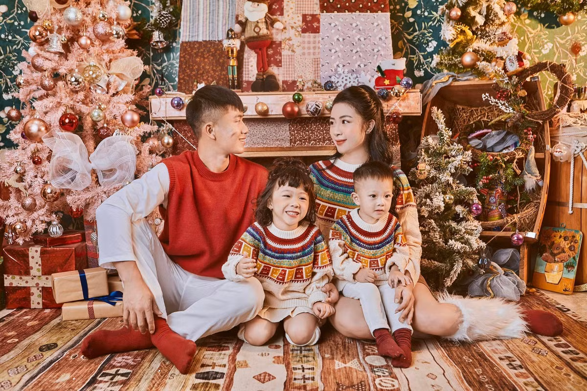 Không ít cư dân mạng dành lời khen cho nhan sắc cực phẩm của 4 thành viên trong gia đình.