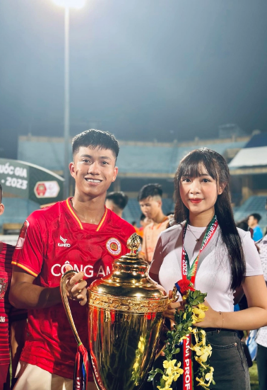 Chàng cầu thủ thường xuyên bình luận phía dưới hình ảnh của vợ với những lời lẽ ngọt ngào như: “Yêu thương”, “Đẹp gái!”, “Xinh quá”,...