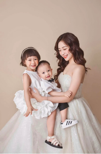 Tuổi 27 của Phan Văn Đức có vợ đẹp con ngoan, sở hữu khách sạn, xế hộp tiền tỷ. Ảnh: FBNV