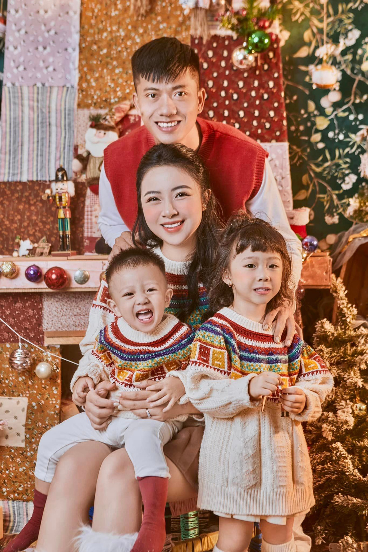 Khoảnh khắc vui vẻ, hạnh phúc của gia đình Phan Văn Đức làm nhiều người ngưỡng mộ.